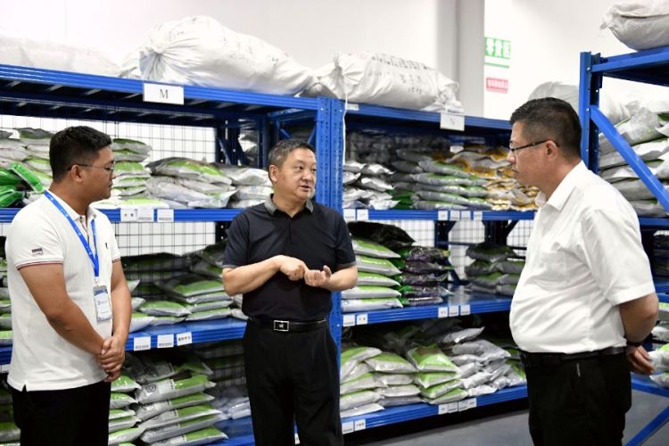 7月23日下午，杨国宗在上药大理中药产业有限公司了解企业生产、经营等情况。 (32)_proc_副本.jpg