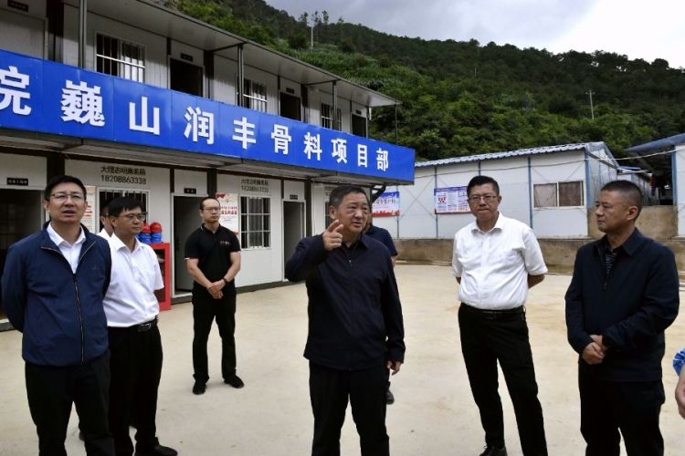 7月23日上午，杨国宗在巍山润丰矿业有限公司年产300万吨骨料项目现场，了解项目建设等情况。 (37)_proc_副本.jpg