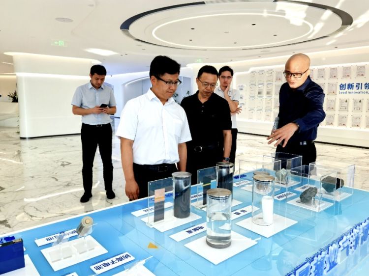 7月25日下午，陈真永在贝特瑞新材料集团考察学习，了解企业经营和产品研发等情况。 (2)_proc.jpg