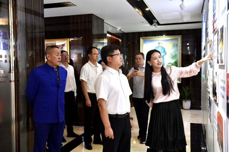 7月26日下午，在深圳天基权健康科技集团总部听取企业产品市场等情况介绍。_proc.jpg