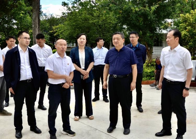 8月7日上午，杨国宗率队到大理州社会福利院调研1_proc_副本_副本.jpg
