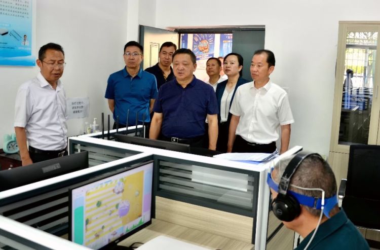 8月7日上午，杨国宗率队到大理州第四人民医院调研1_proc_副本.jpg