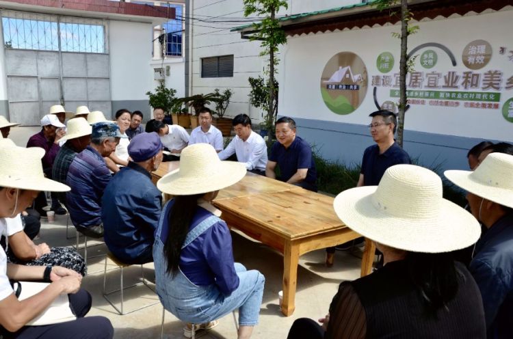 （三）8月9日上午，在祥云县下庄镇张泗营村村委会，杨国宗召开书记院坝协商会，向基层干部群众宣讲党的二十届三中全会精神_proc_副本.jpg
