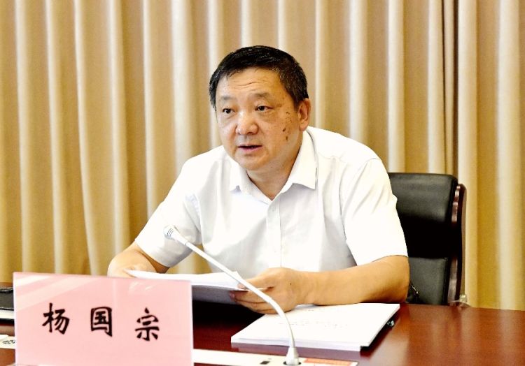 杨国宗主持会议并讲话_proc_副本.jpg