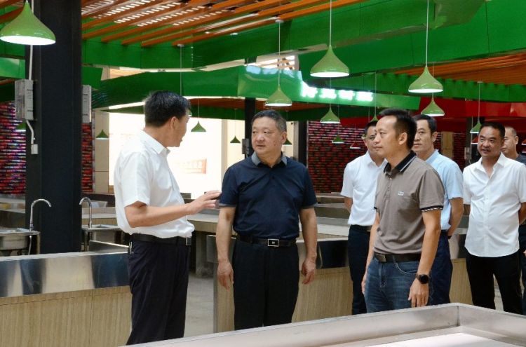 8月23日，杨国宗到宾川生活广场调研项目建设情况。_proc_副本.jpg