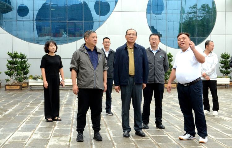 8月28日上午，州委书记杨国宗在顺丰洱海环保科技股份有限公司了解洱海流域畜禽粪污收集处理情况。_proc_副本.jpg