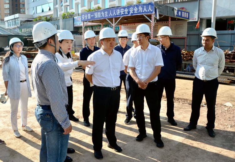 8月29日上午，杨国宗在建设路相关工程建设现场，实地督导工程进度，协调解决存在问题_proc_副本.jpg