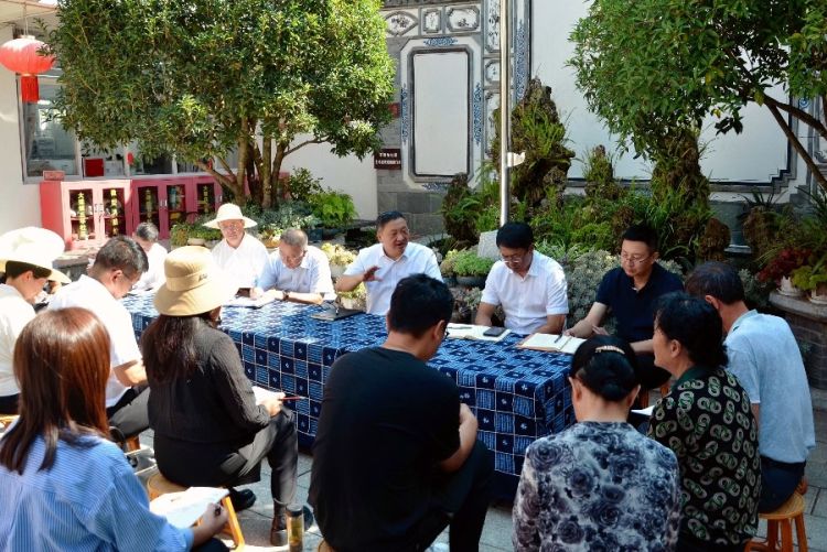 8月29日上午，在大理镇五华社区调研时，杨国宗召开书记院坝协商会，向基层干部群众宣讲党的二十届三中全会精神_proc_副本.jpg