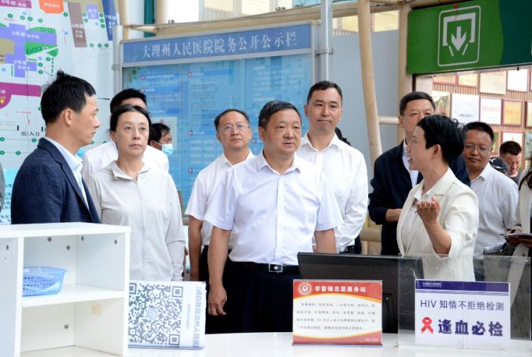 9月9日上午，州委书记杨国宗以”编外院长“身份到大理州人民医院调研了解相关科室学科建设、医疗服务情况。_proc_副本.jpg