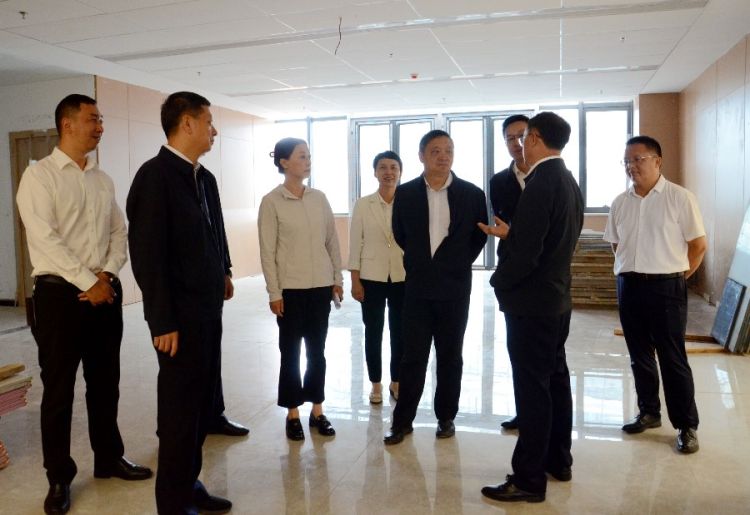 9月9日上午，州委书记杨国宗以”编外院长“身份到滇西区域医疗中心调研项目建设情况。 (2)_proc_副本.jpg