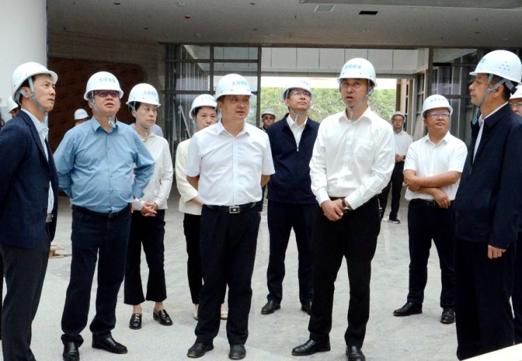 9月9日上午，州委书记杨国宗以”编外院长“身份到大理州人民医院调研医疗核心区项目建设情况。 (4)_proc_副本.jpg