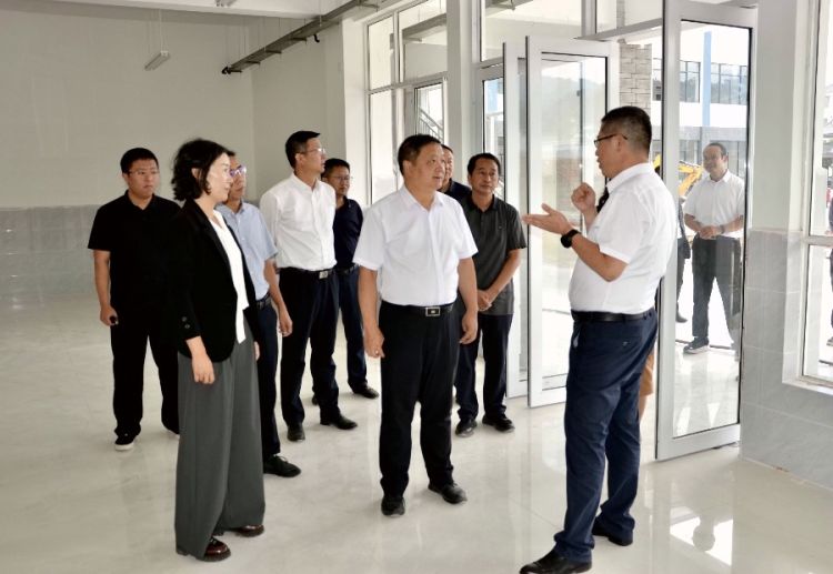（三）9月9日下午，在南诏镇群力小学文华山新校区建设现场，杨国宗就为民办实事工作开展及中小学校园食品安全和膳食经费管理专项整治情况进行调研1_proc_副本.jpg