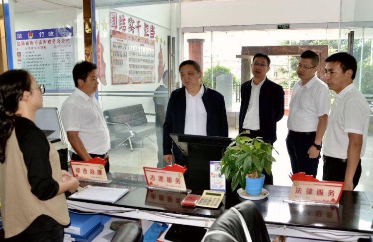 （二）9月9日下午，杨国宗来到到庙街镇政府市域社会治理指挥中心，与相关工作人员深入交流，了解重点工作推进情况_proc_副本.jpg