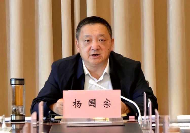 州委书记杨国宗主持会议_proc_副本.jpg
