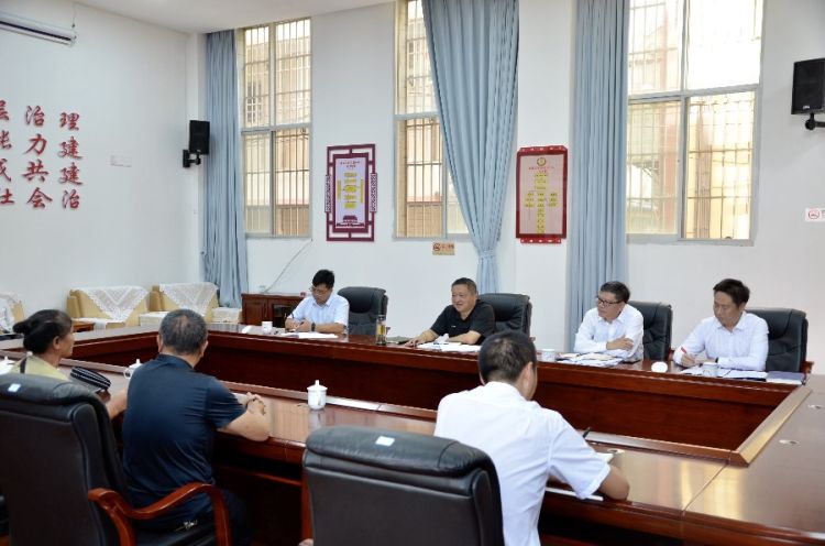 9月25日，杨国宗在漾濞县政法委办公室接待来访群众2_proc.jpg