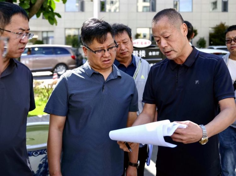 9月28日，陈真永在漾濞路调研道路绿化工作_proc_副本.jpg