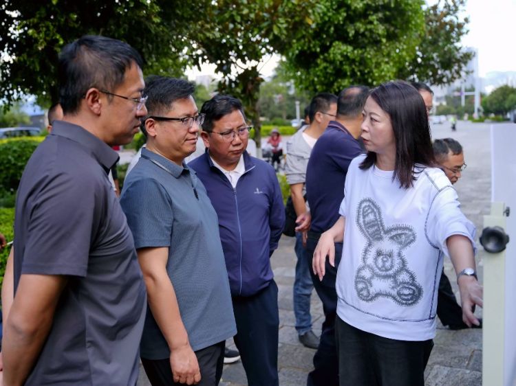 9月28日，陈真永在大凤路调研道路绿化、路域环境整治工作_proc_副本_副本.jpg