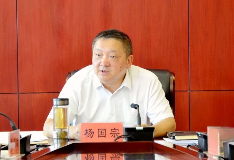 州委书记杨国宗主持会议_proc_副本.jpg