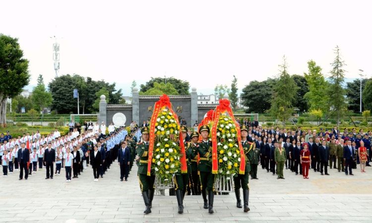 向人民英雄敬献花篮。_proc_副本.jpg