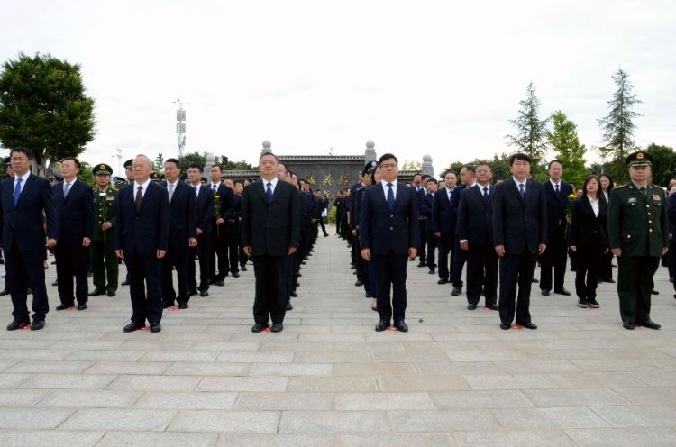 9月30日上午，大理州举行烈士纪念日向人民英雄敬献花篮仪式。_proc_副本.jpg