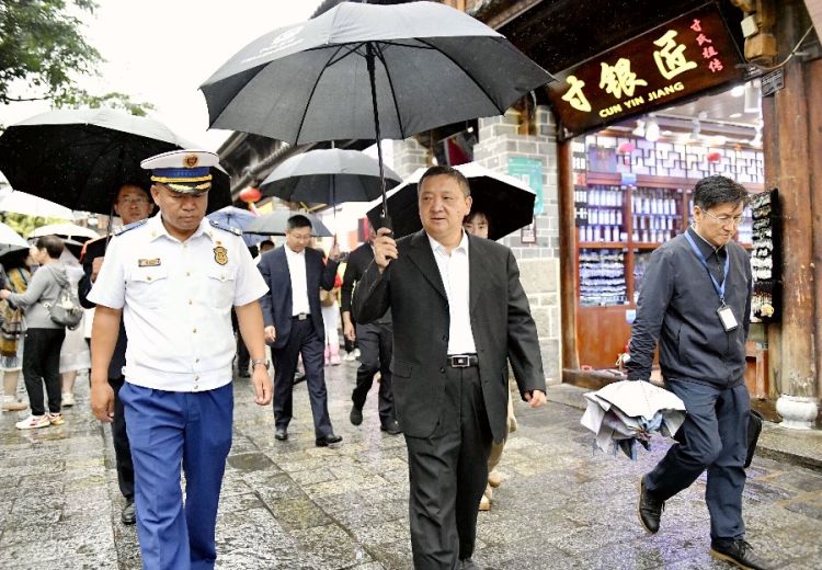 杨国宗率队在大理古城检查调研旅游市场秩序和安全生产等工作  (78)_proc_副本.jpg