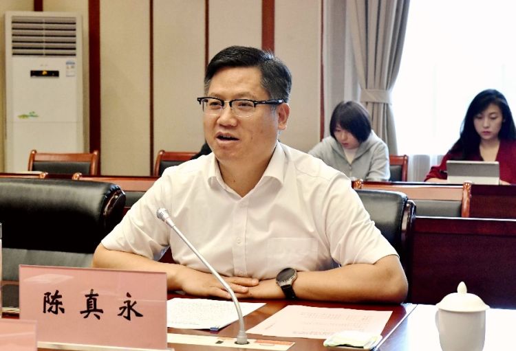 州委副书记、州长陈真永主持签约仪式_proc_副本.jpg