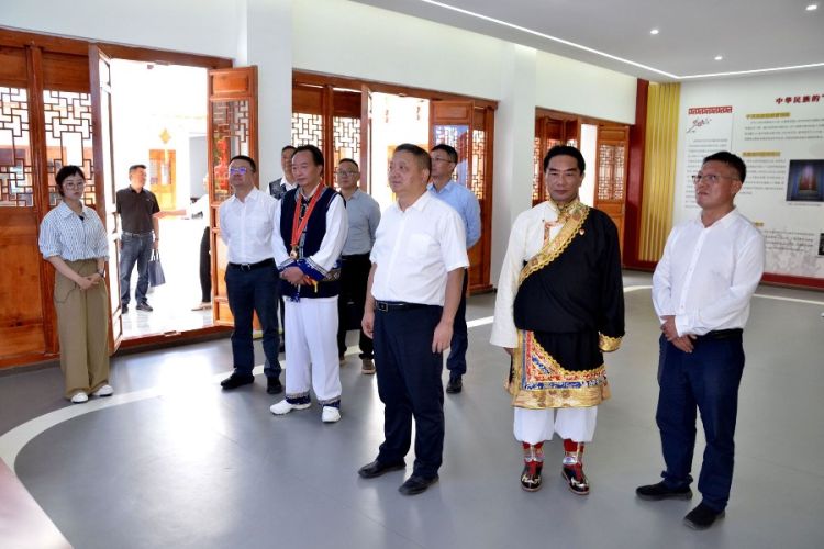 宣讲后，杨国宗一行来到洱源县铸牢中华民族共同体意识主题教育馆进行参观学习_proc_副本_副本.jpg