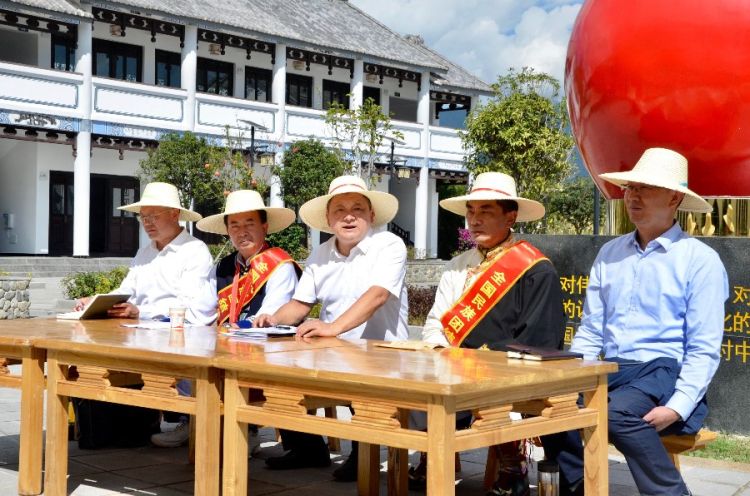 杨国宗与各族干部群众围坐一起，结合自身工作学习实际，与大家畅谈交流、展望未来、共谋发展2_proc_副本.jpg