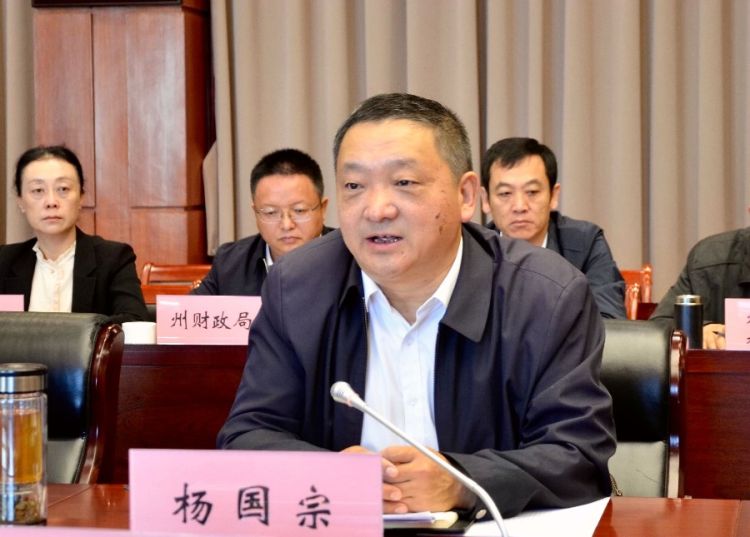 杨国宗主持会议并讲话_proc_副本.jpg
