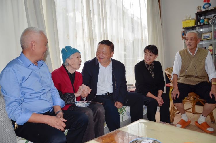 10月11日，杨国宗率队走访慰问赵映坤老人_proc.jpg