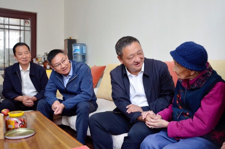 10月11日下午，杨国宗率队走访慰问舒青莲老人_proc.jpg