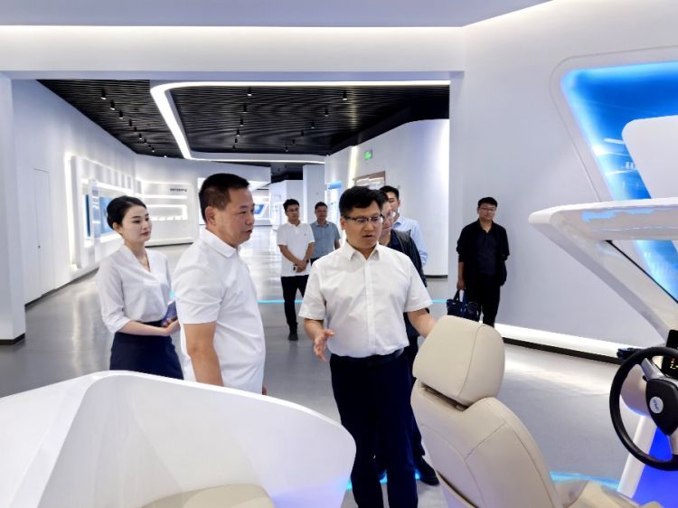 10月11日，州政府招商考察组在江西南昌欧菲光科技有限公司考察并交流洽谈。 (1)_proc.jpg