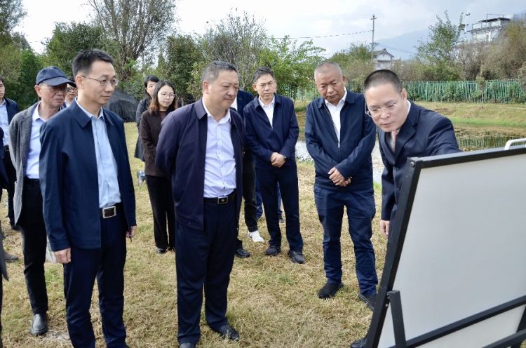 仪式前，参会人员来到洱海高原湖泊生态系统试验站相关基地进行实地观摩_proc.jpg