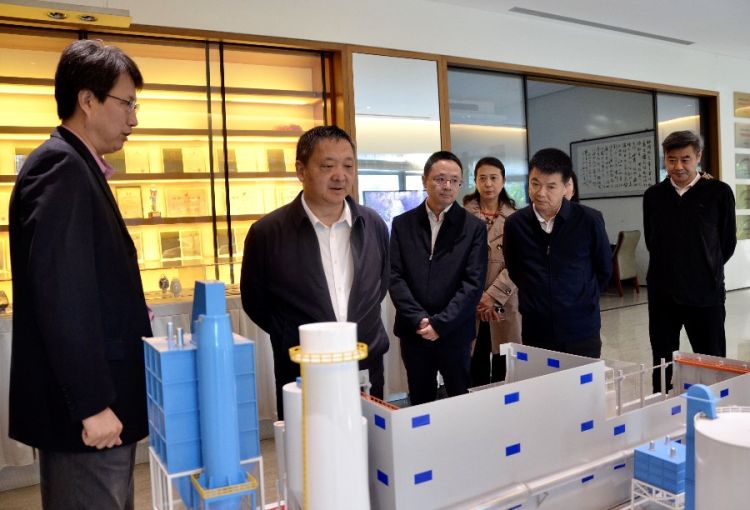 10月22日下午，杨国宗来到光大蓝天环保科技有限公司，深入了解企业核心技术、创新产品、发展趋势等情况1_proc_副本.jpg