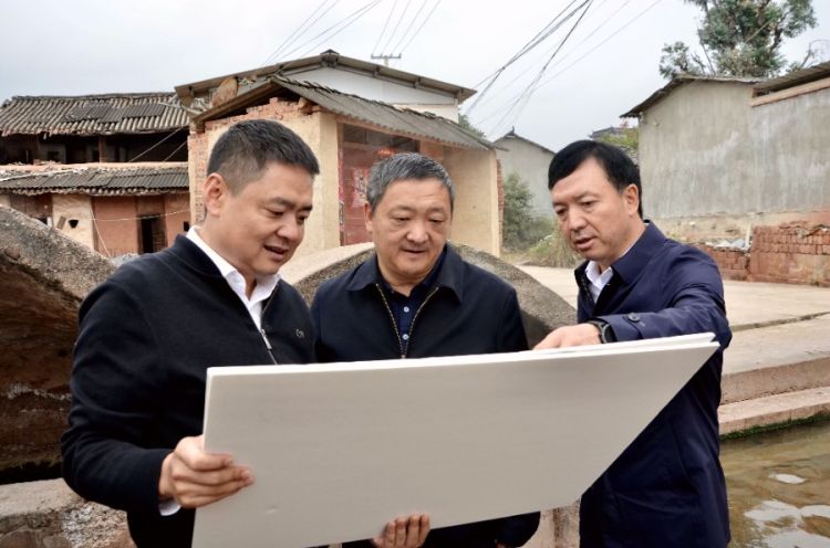 11月5日，杨国宗来到弥城镇高芹村，实地察看村容村貌，对照区域图纸了解资源分布和功能分区_proc_副本.jpg