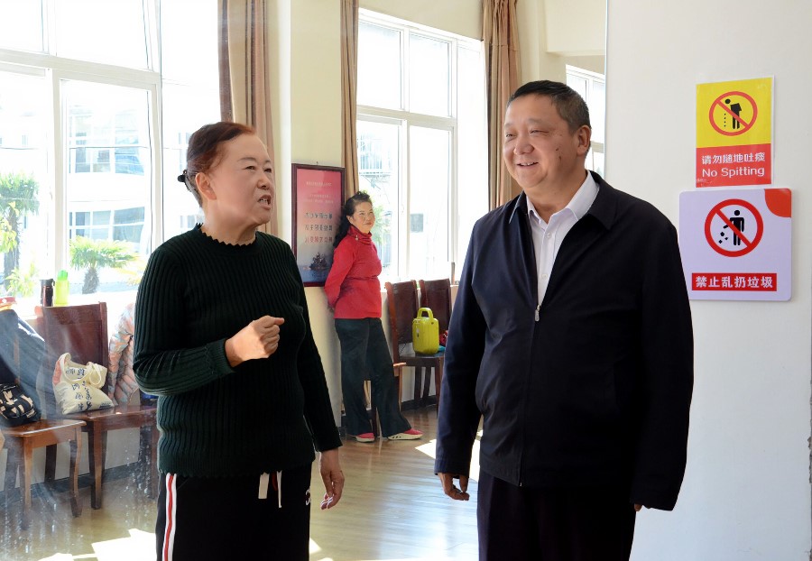 11月19日下午，州委书记杨国宗到大理市调研州级老干部学习活动阵地。_proc_副本.jpg