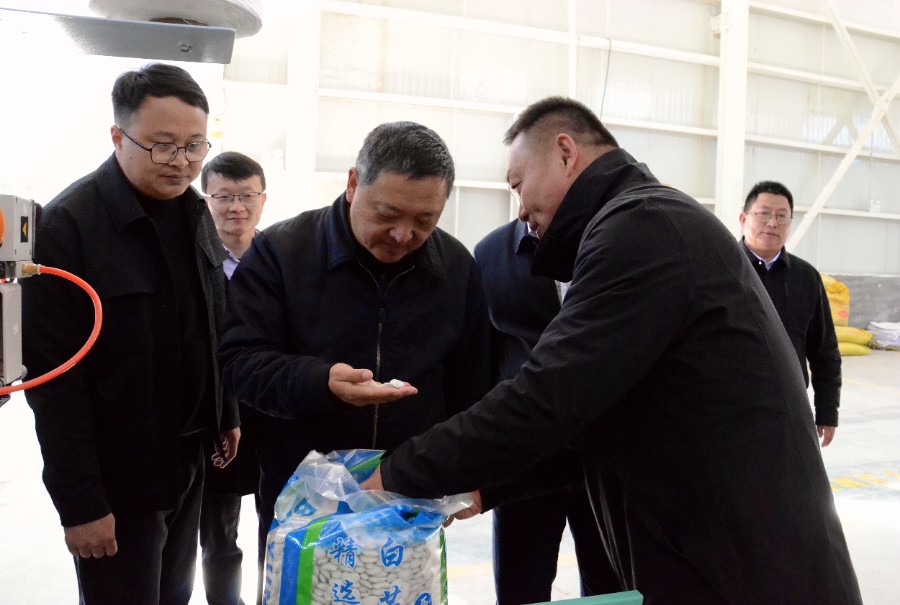 12月2日，州委书记杨国宗到云龙县关坪乡白芸豆高原农特产品集散中心调研白芸豆产业发展情况。_proc_副本.jpg