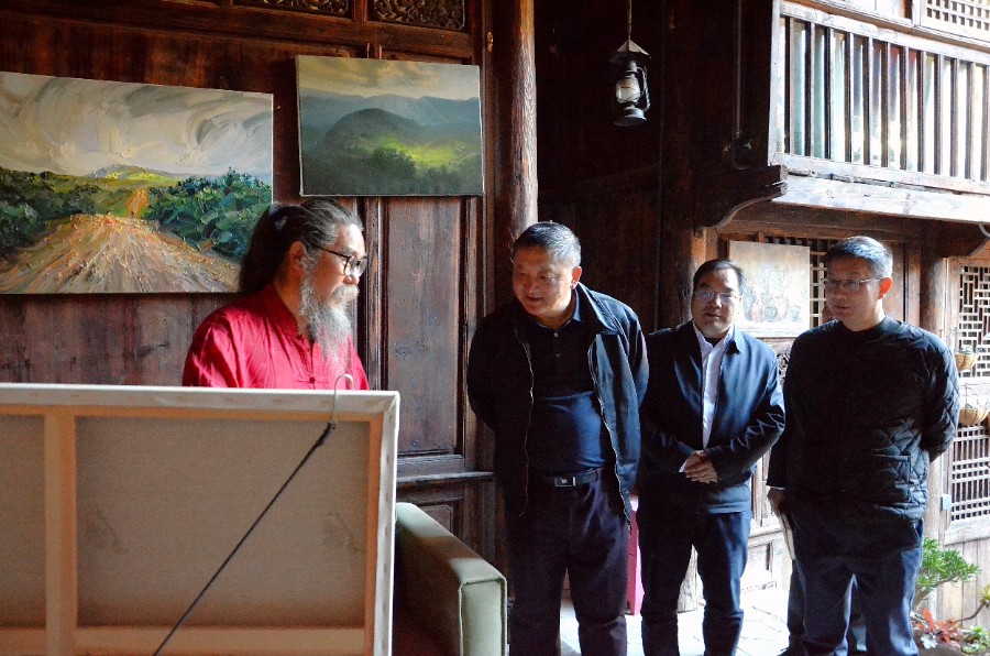 12月2日，州委书记杨国宗到云龙县诺邓村调研旅居产业，与旅居的艺术家进行交流。_proc_副本.jpg