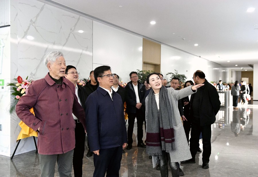 11月27日下午，考察春秋集团总部并与春秋集团董事长王正华等座谈交流 (9)_proc_副本.jpg