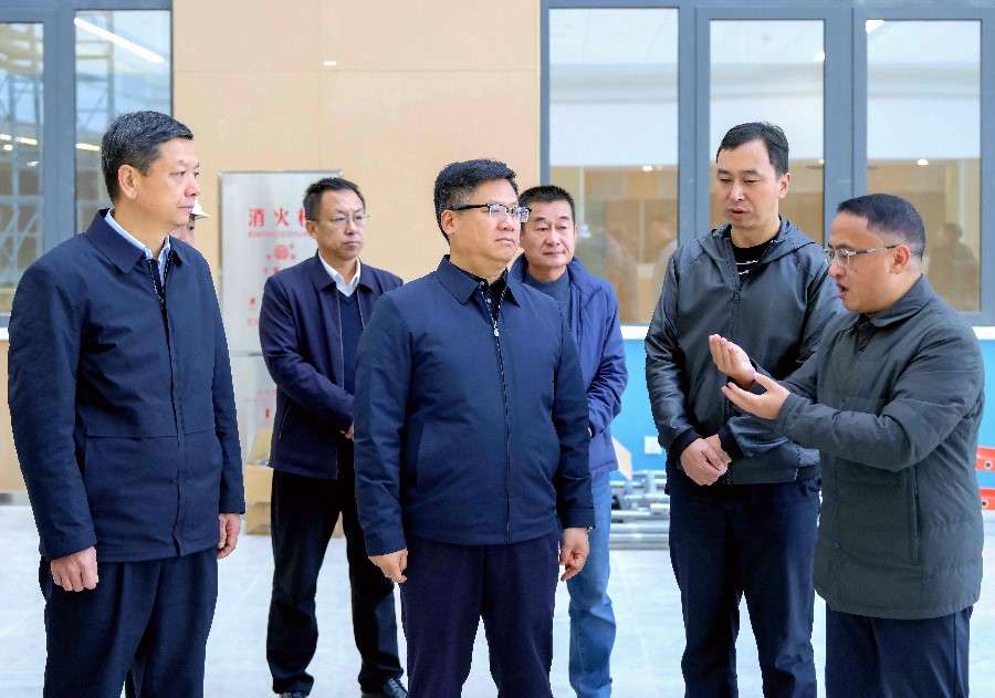 12月12日上午，陈真永在云南省滇西中心医院详细了解项目建设情况_proc_副本.jpg