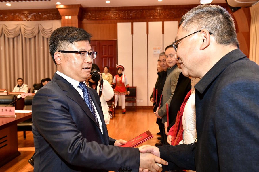 陈真永为“银龄医师”颁发聘书_proc_副本.jpg