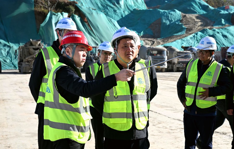 2025年1月1日杨国宗书记在南云高速公路无量山樱花谷隧道调研安全生产_proc_副本.jpg