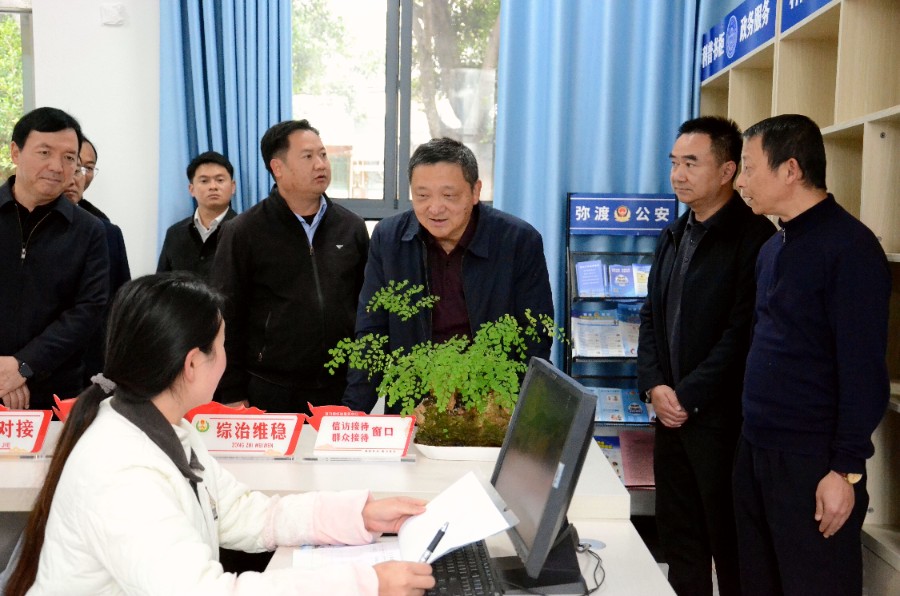 1月5日，州委书记杨国宗到弥渡县苴力镇综治中心了解信访维稳等情况。_proc_副本.jpg