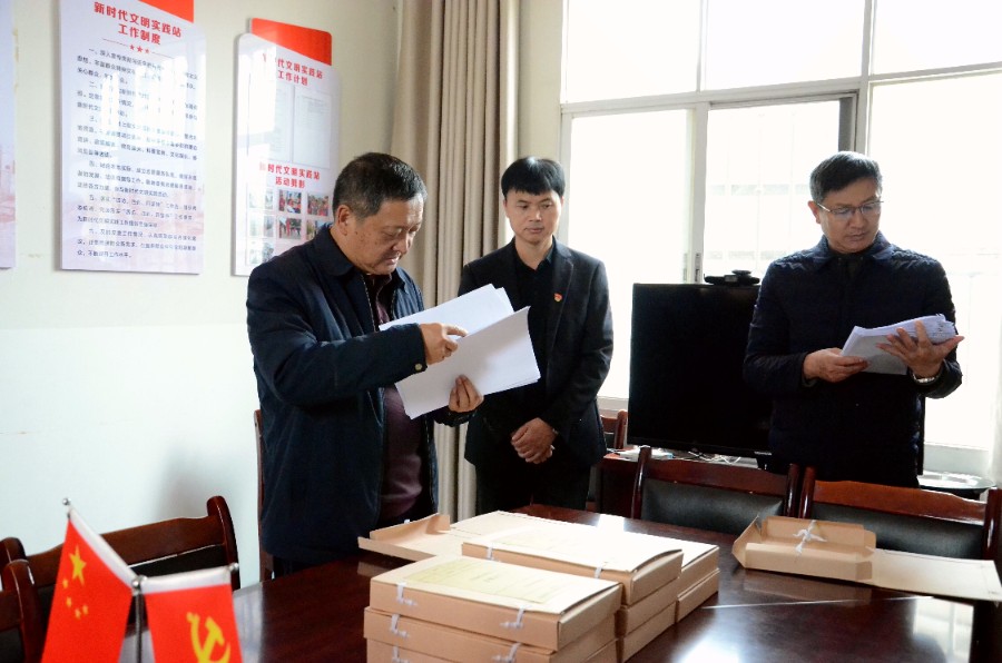 1月5日，州委书记杨国宗到弥渡县寅街镇高营村委会调研巩固拓展脱贫攻坚成果同乡村振兴有效衔接工作情况。_proc_副本.jpg