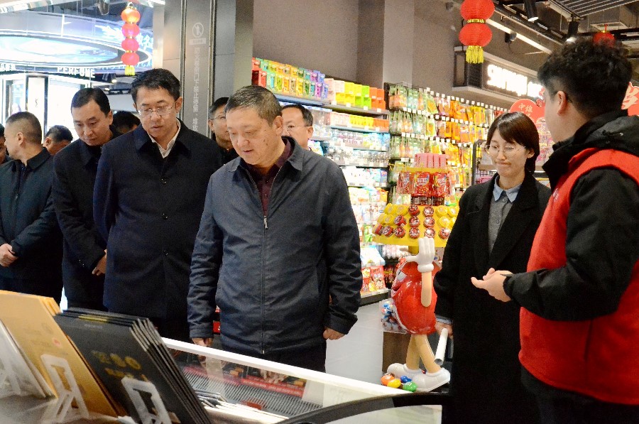 1月7日上午，州委书记杨国宗到大理市唯品鲜生超市开展春节慰问，并检查市场保供情况。_proc_副本.jpg