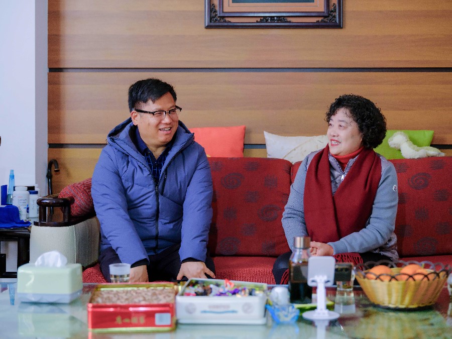 1月7日，州委副书记、州长陈真永到大理市走访慰问离退休老干部杨宴君_proc.jpg