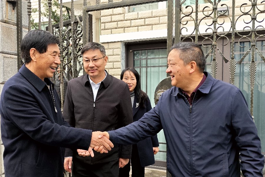 杨国宗慰问袁爱光1_proc_副本.jpg