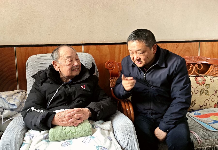 杨国宗慰问佘战生2_proc_副本.jpg