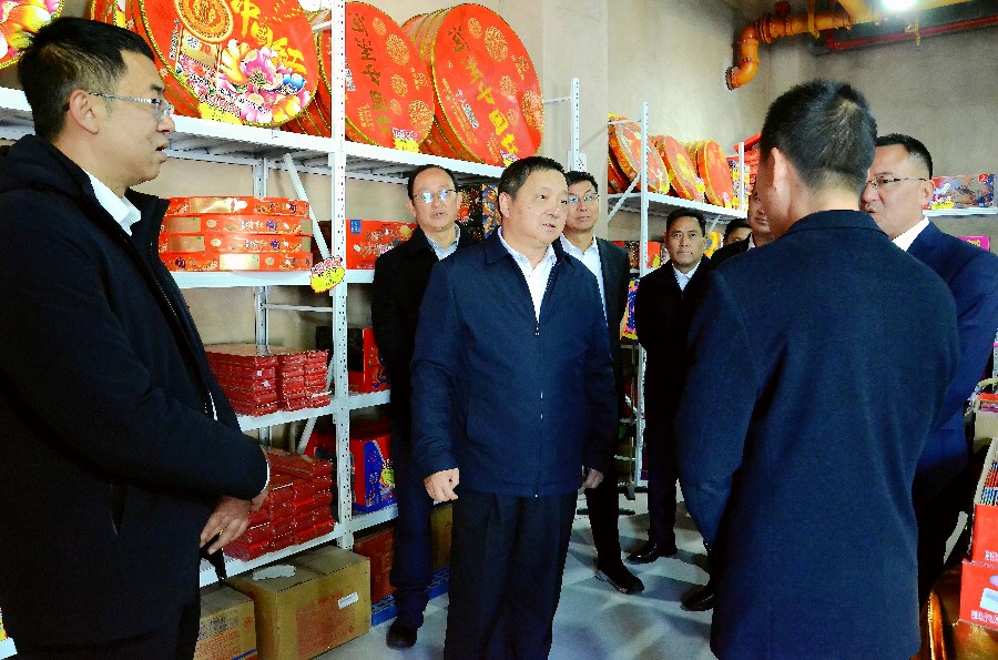 1月24日，州委书记杨国宗带队到州供销社烟花爆竹展销部调研安全生产工作。_proc_副本.jpg