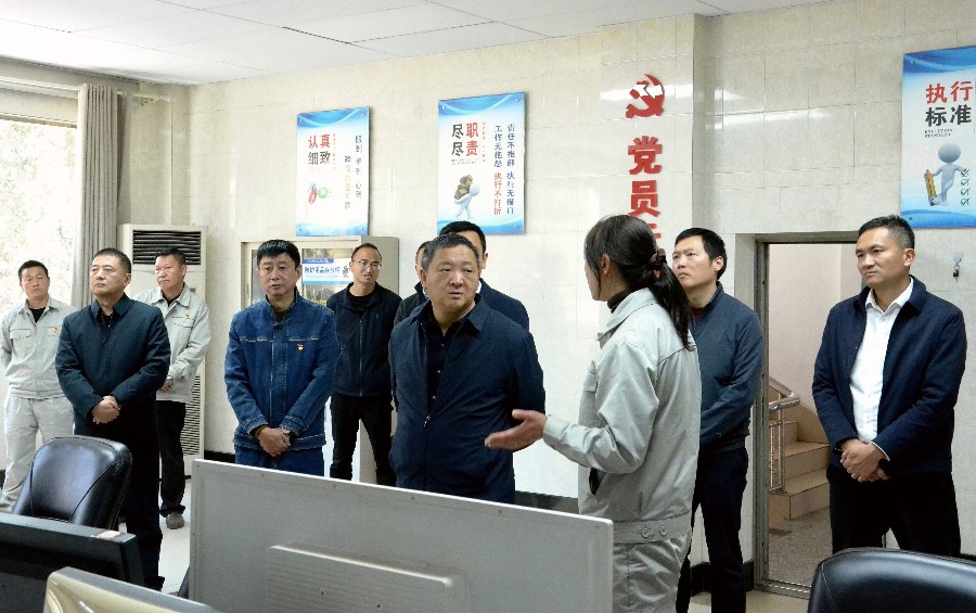 2月9日，州委书记杨国宗到祥云县建材（集团）有限责任公司调研企业经营运行、非公企业党建工作情况。_proc_副本.jpg